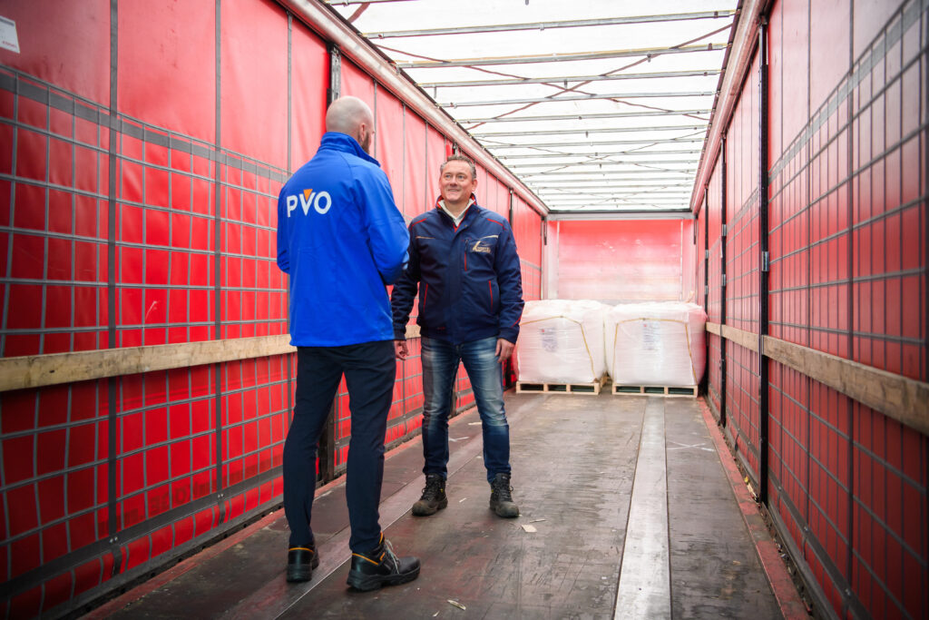 Medewerker van PVO Zeeland West-Brabant in vrachtwagen in gesprek met man.
