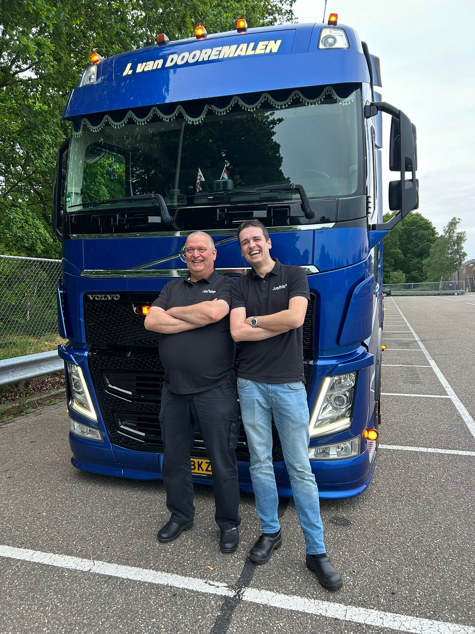 Vrachtwagenchauffeurs Frank en Jeroen van Dooremalen voor de vrachtwagen van Jeroen