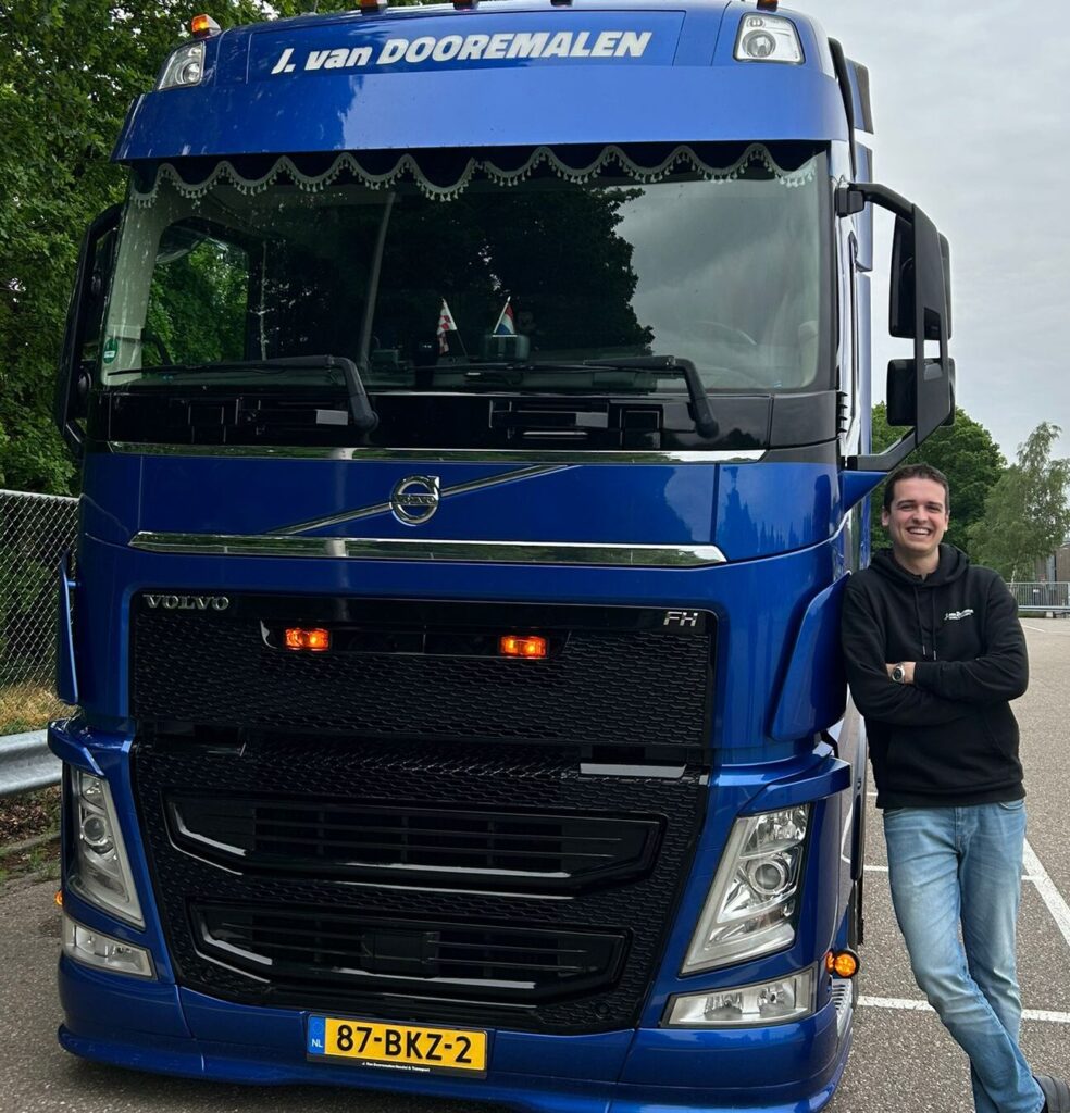 Vrachtwagenchauffeur Jeroen van Dooremalen bij zijn vrachtwagen in de transportsector