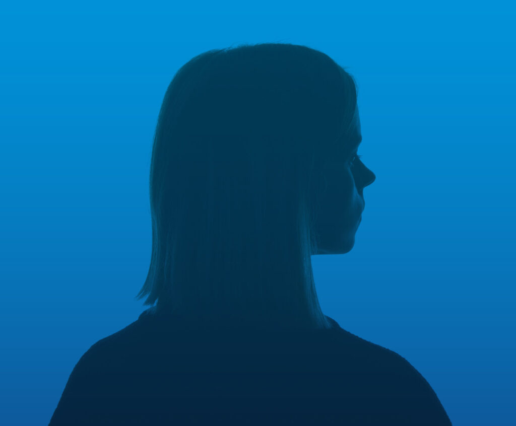Vrouw staat met haar rug naar de camera