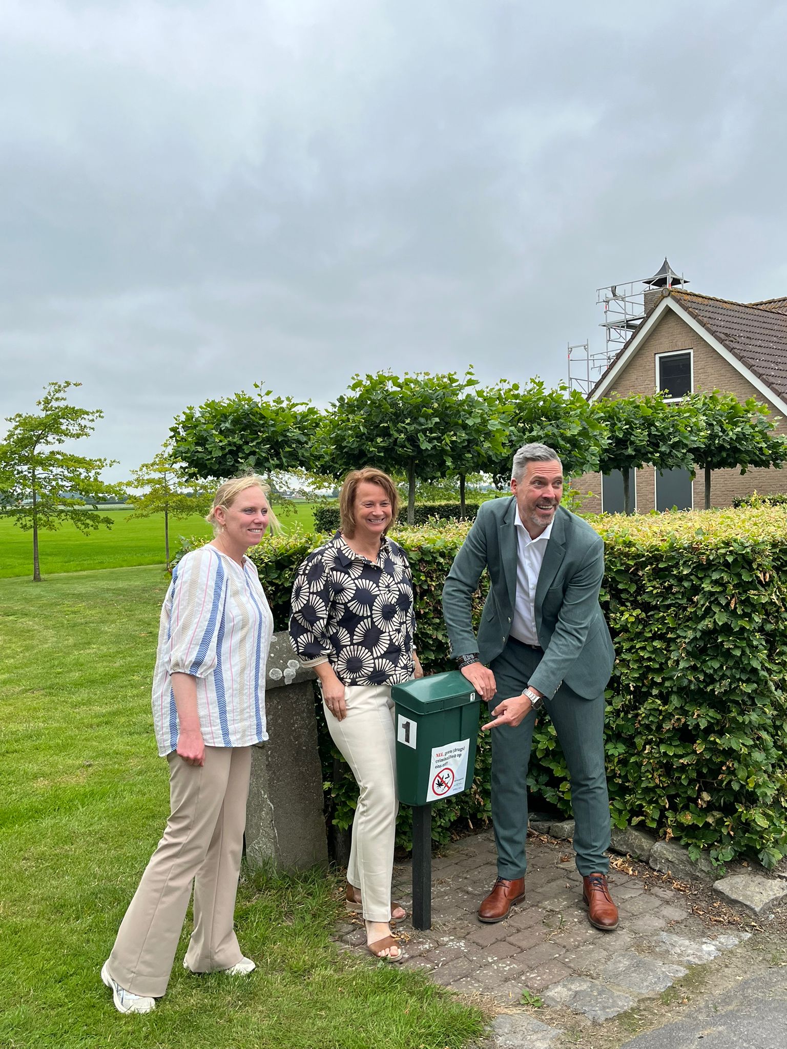 Burgemeester Moerdijk stickeractie PVO nee-nee