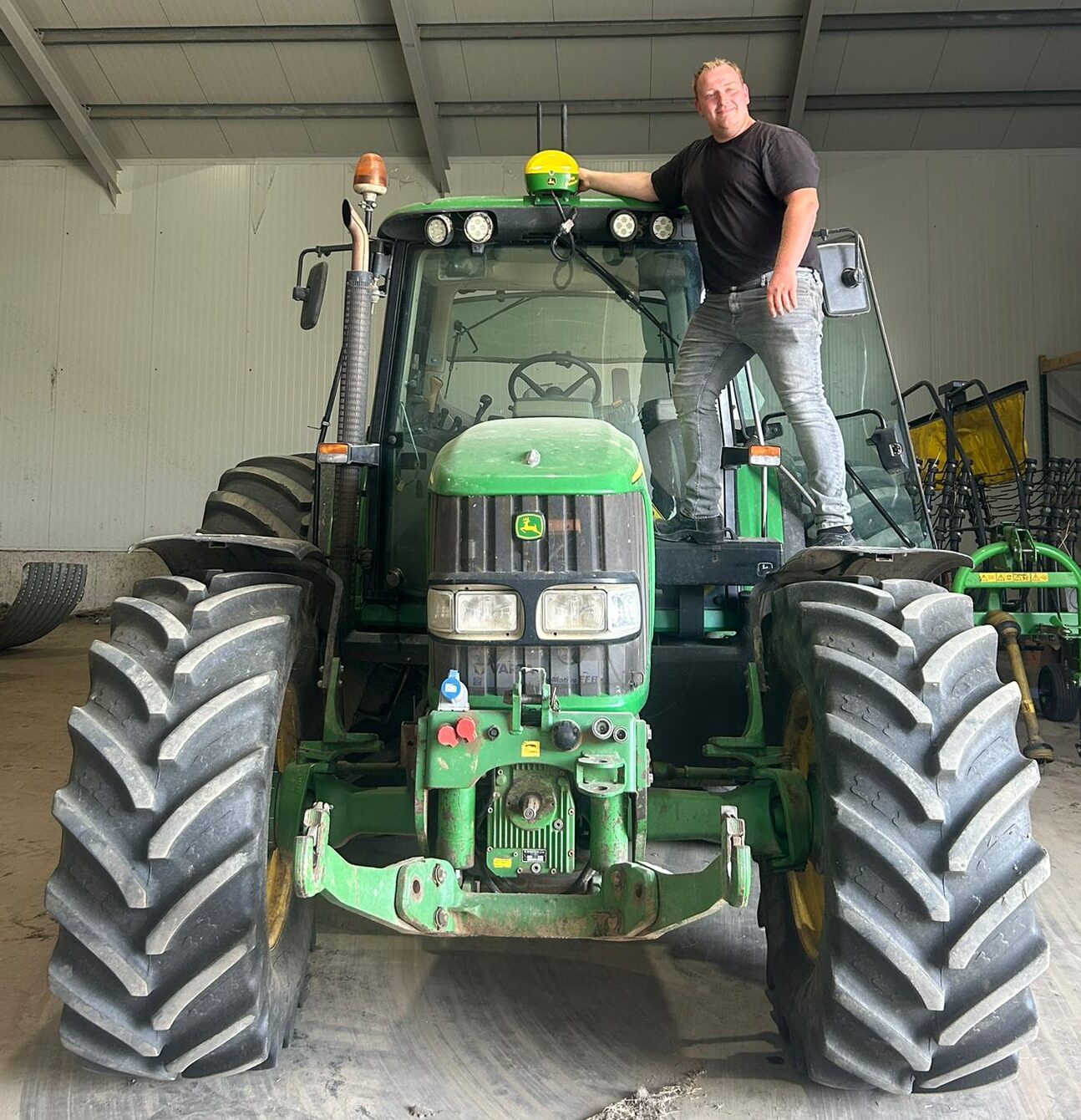 Boer Corné bij zijn tractor